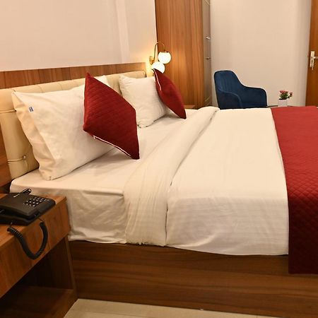 Hotel Down Town Paschim Vihar Делхи Екстериор снимка