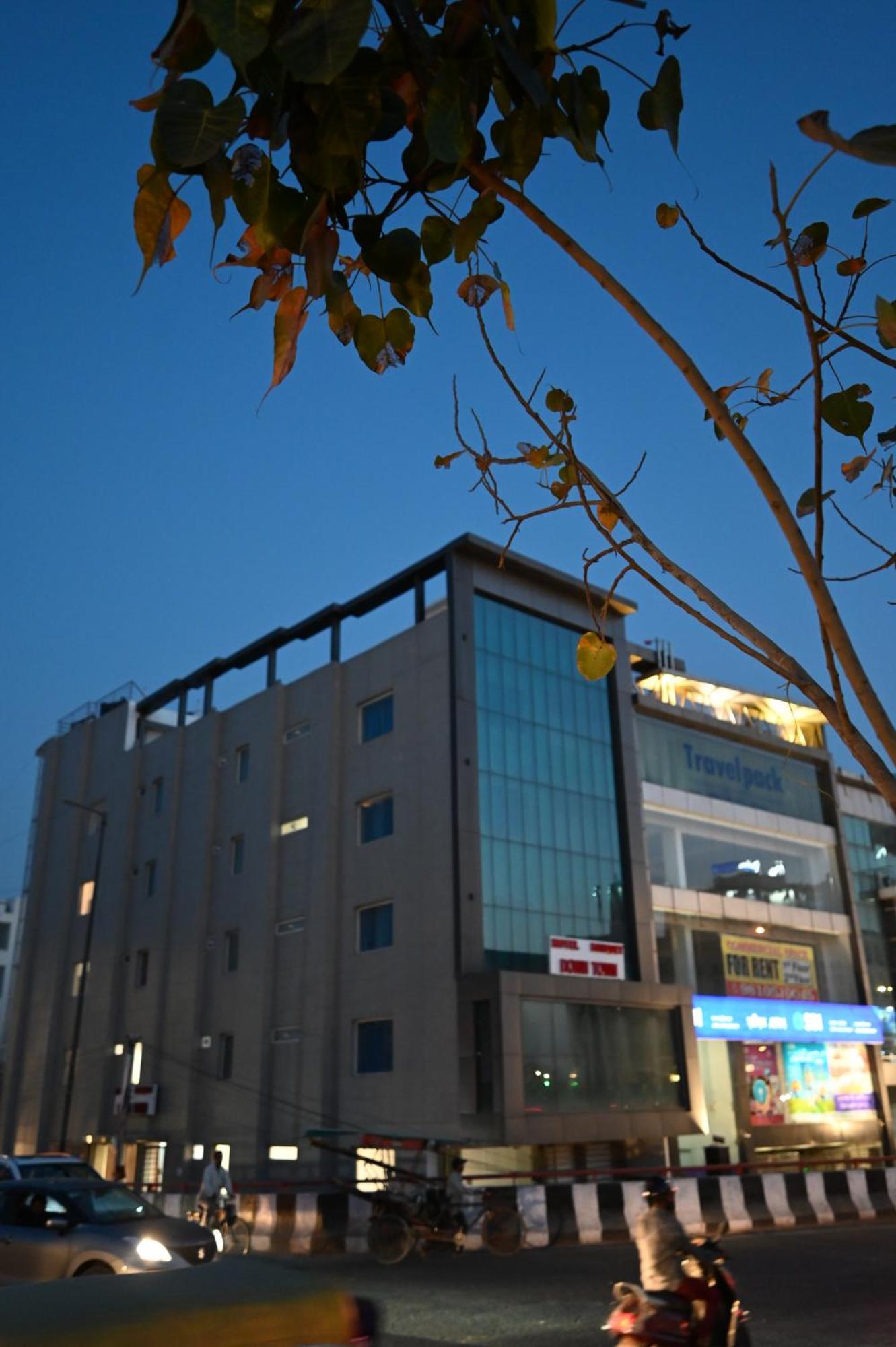 Hotel Down Town Paschim Vihar Делхи Екстериор снимка