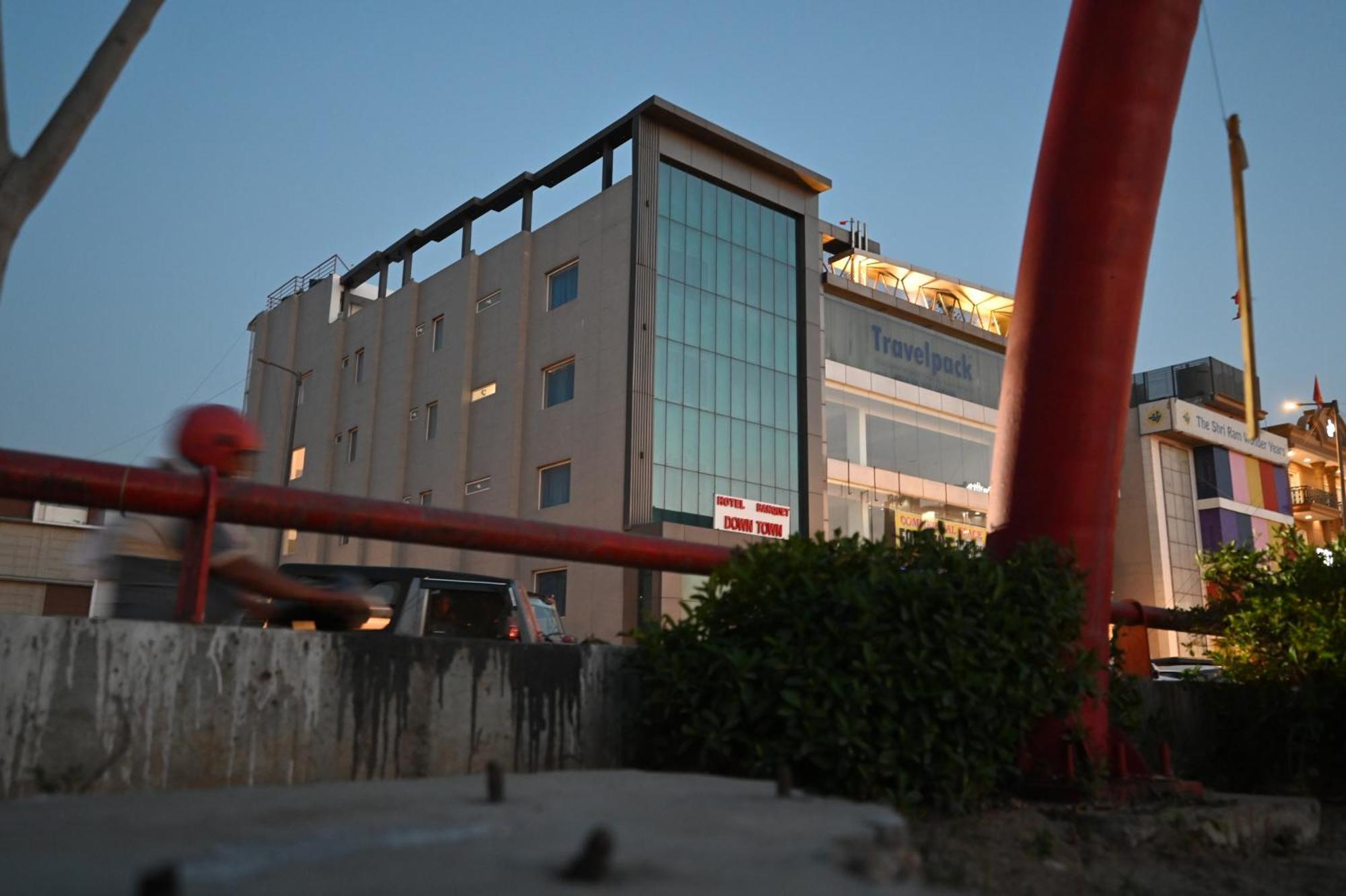Hotel Down Town Paschim Vihar Делхи Екстериор снимка