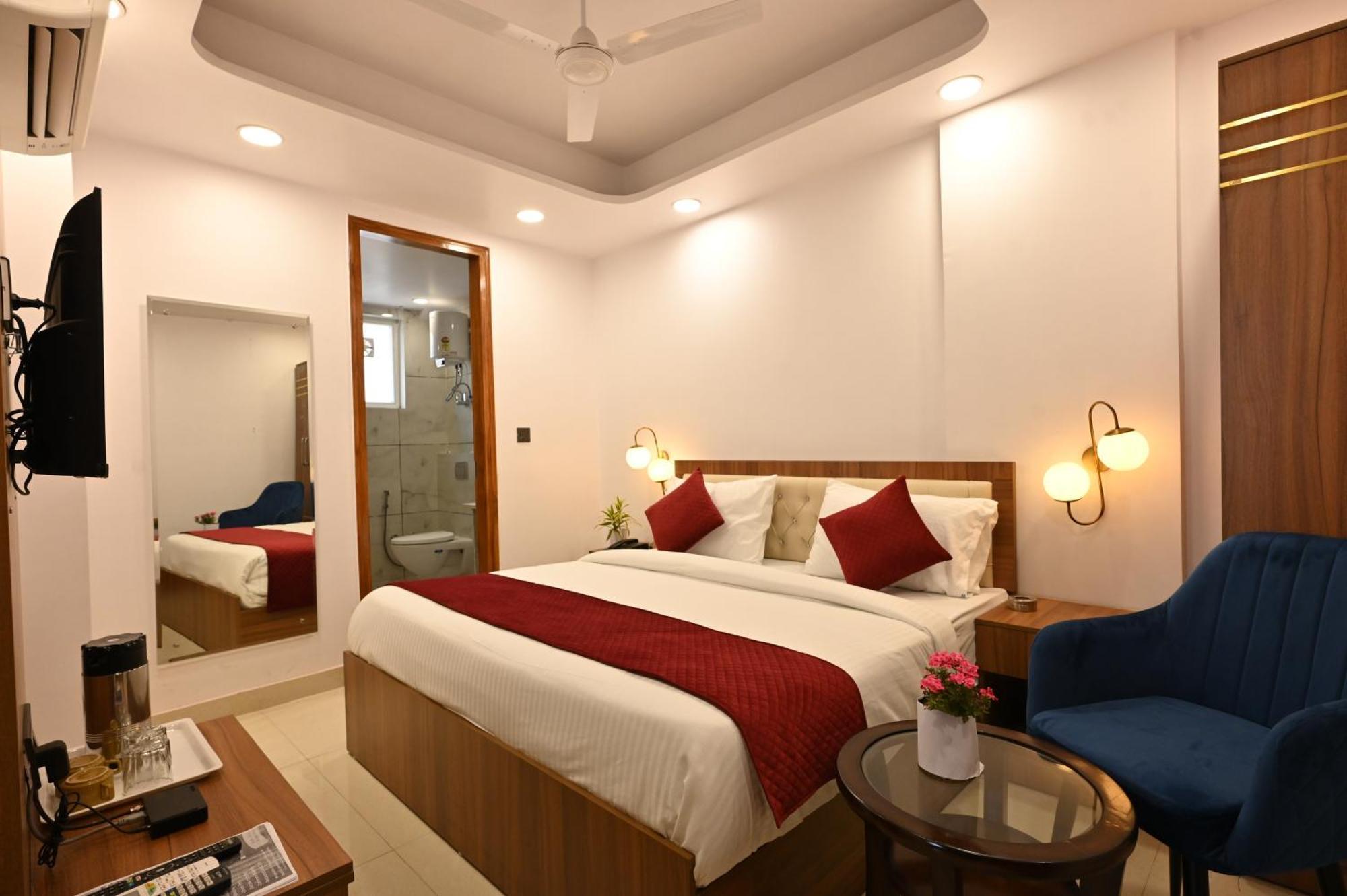 Hotel Down Town Paschim Vihar Делхи Екстериор снимка