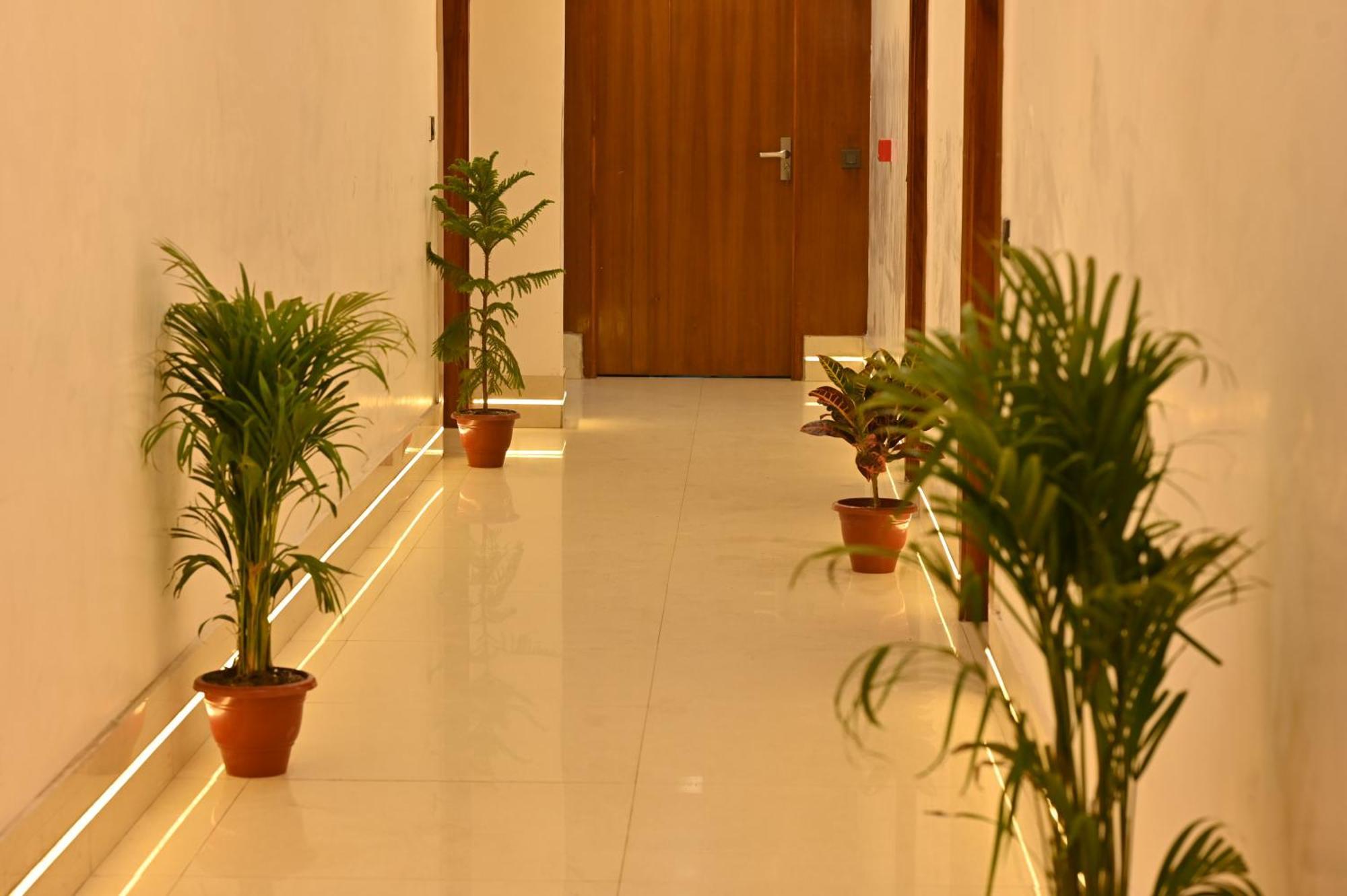 Hotel Down Town Paschim Vihar Делхи Екстериор снимка