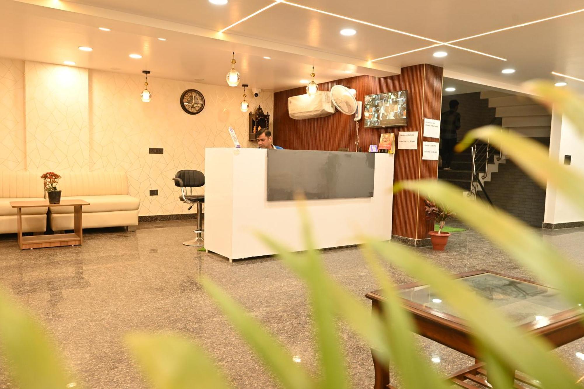 Hotel Down Town Paschim Vihar Делхи Екстериор снимка