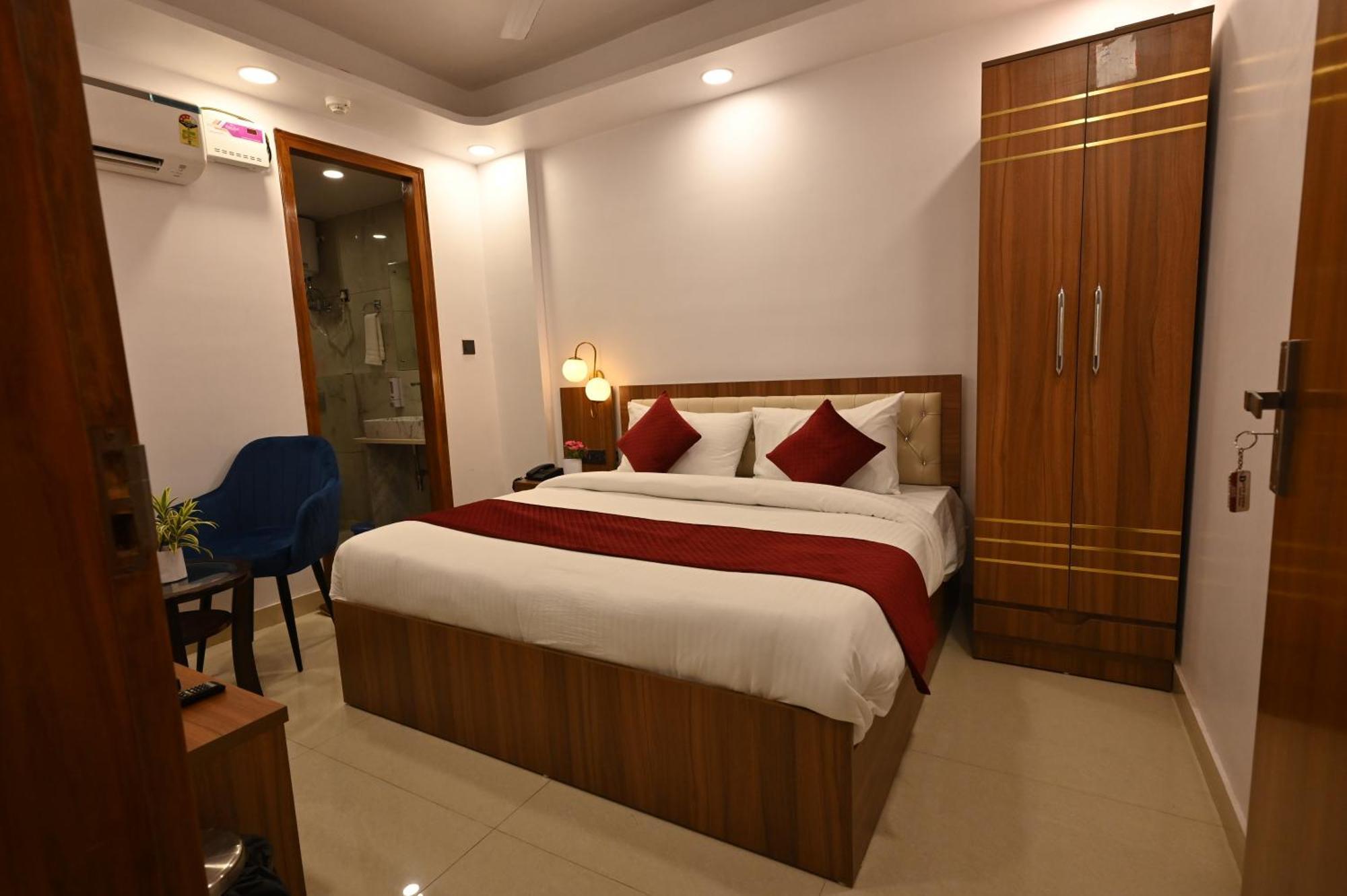 Hotel Down Town Paschim Vihar Делхи Екстериор снимка