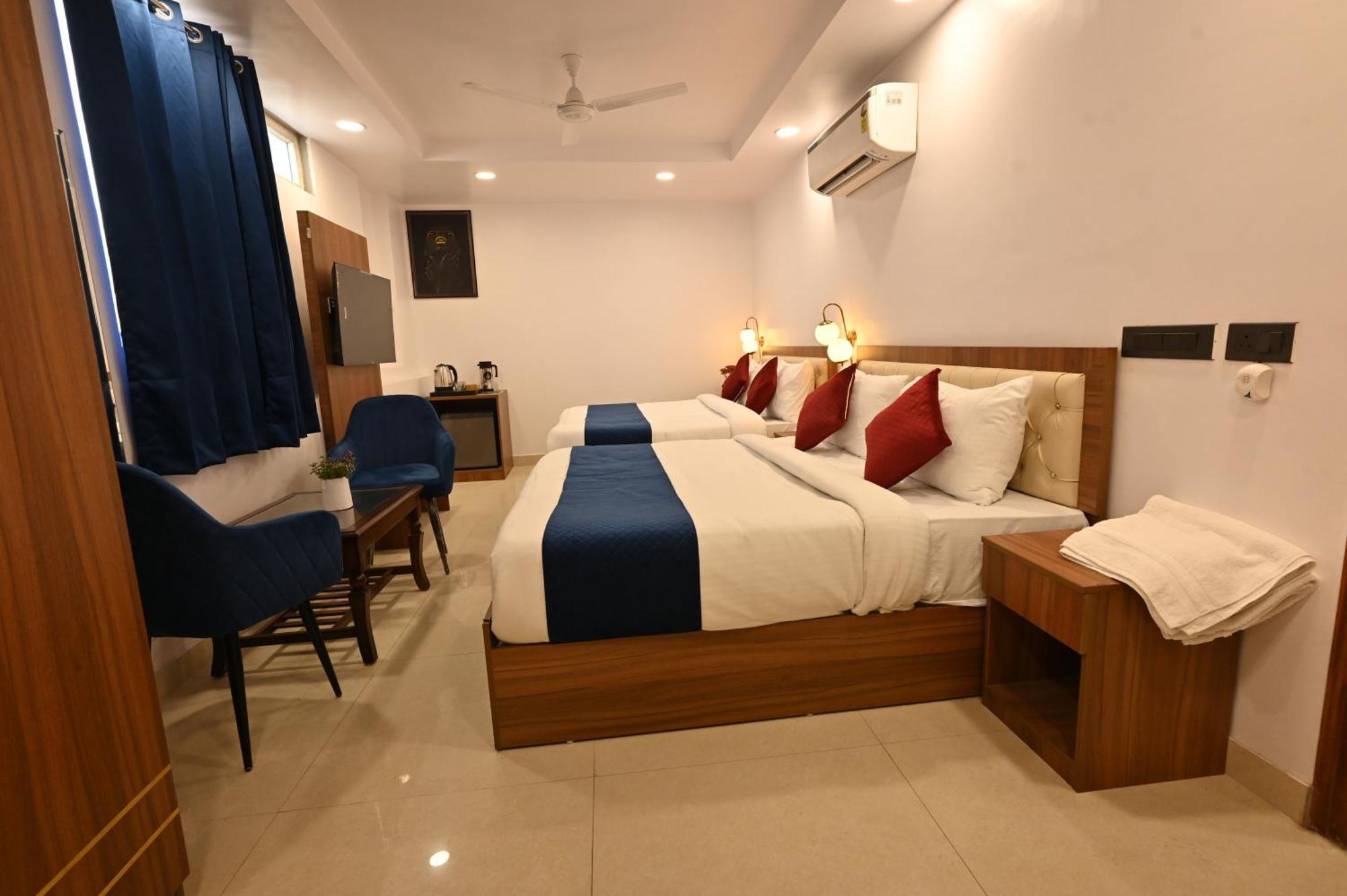 Hotel Down Town Paschim Vihar Делхи Екстериор снимка