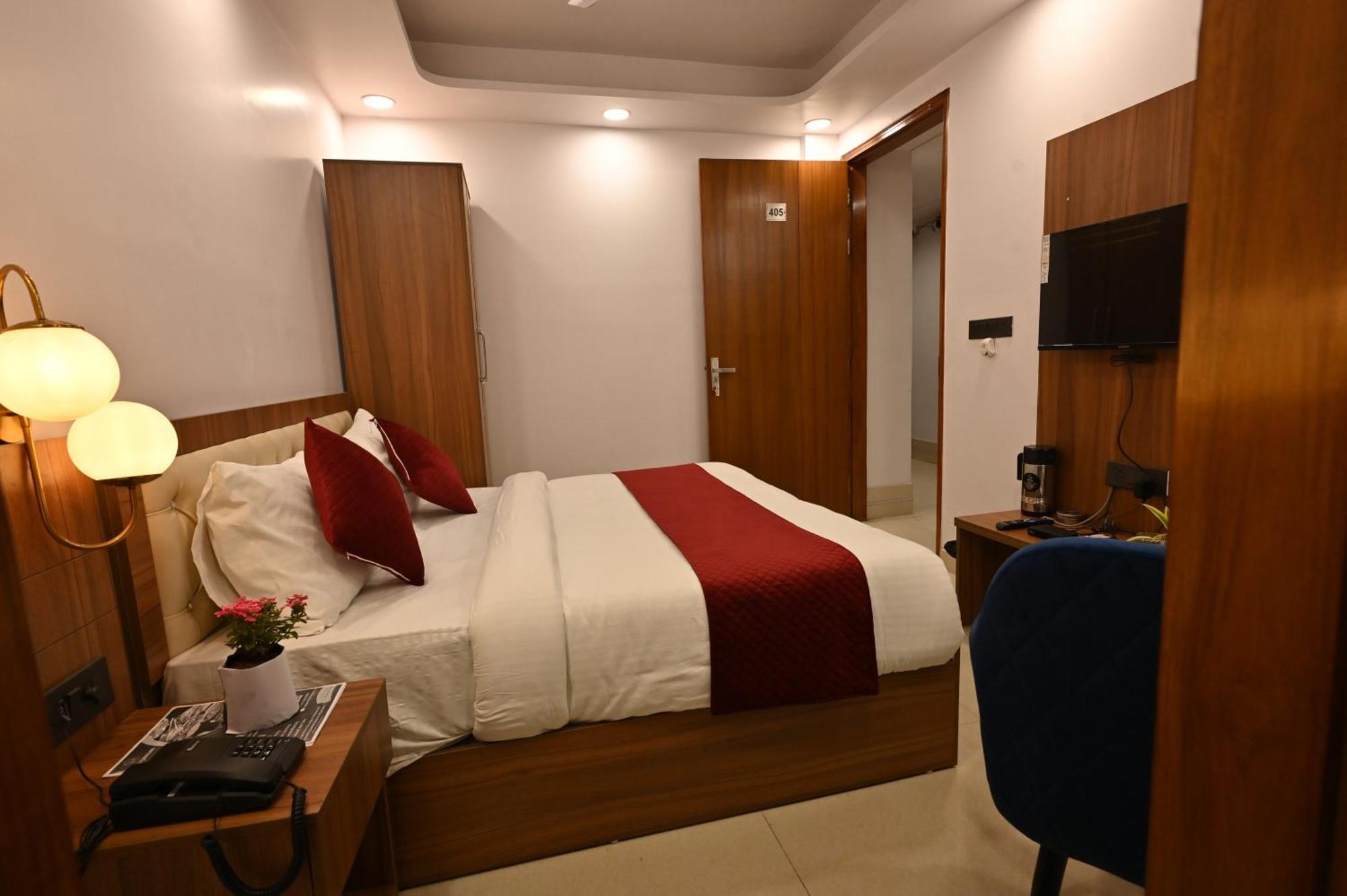 Hotel Down Town Paschim Vihar Делхи Екстериор снимка