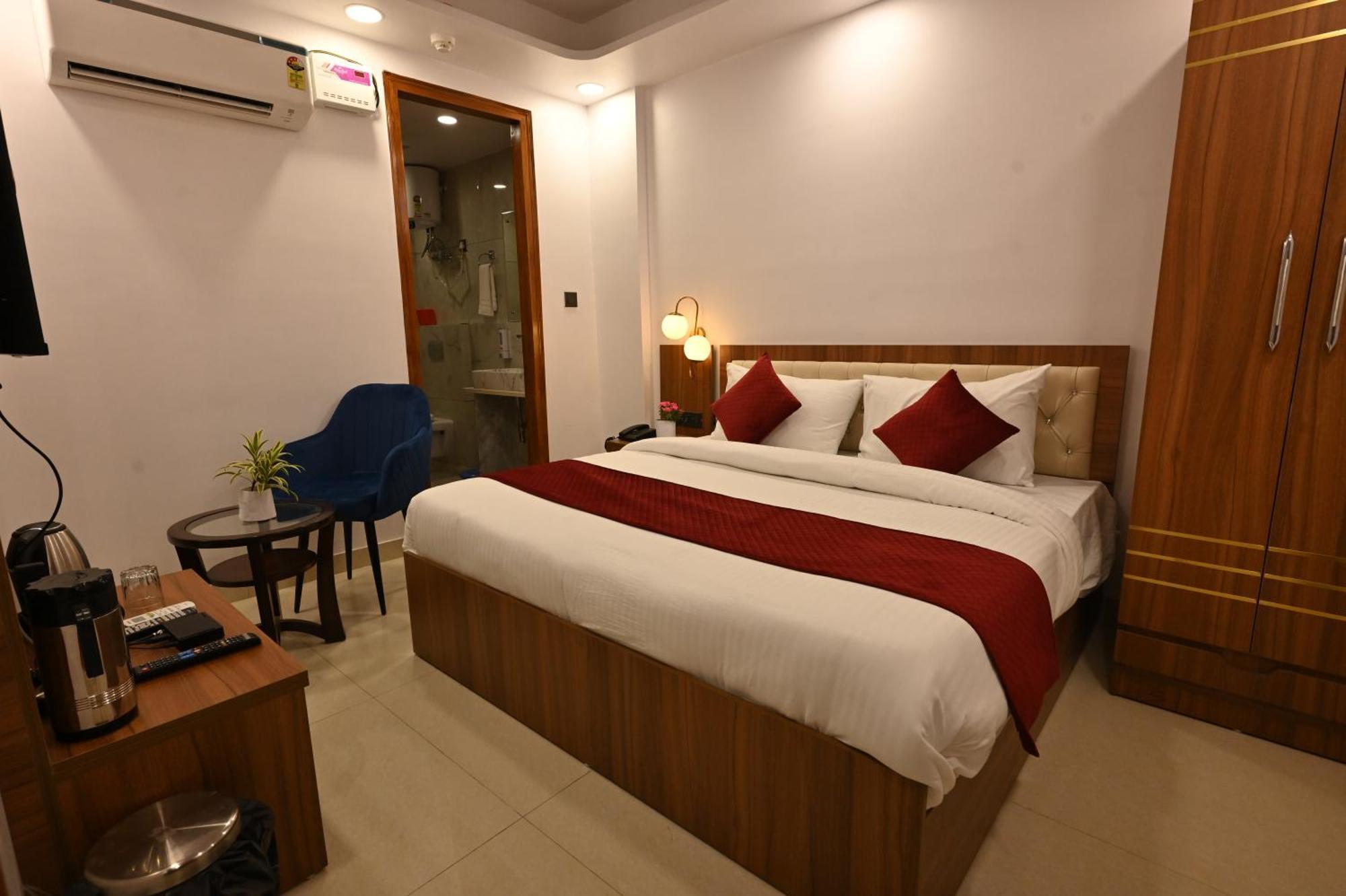 Hotel Down Town Paschim Vihar Делхи Екстериор снимка