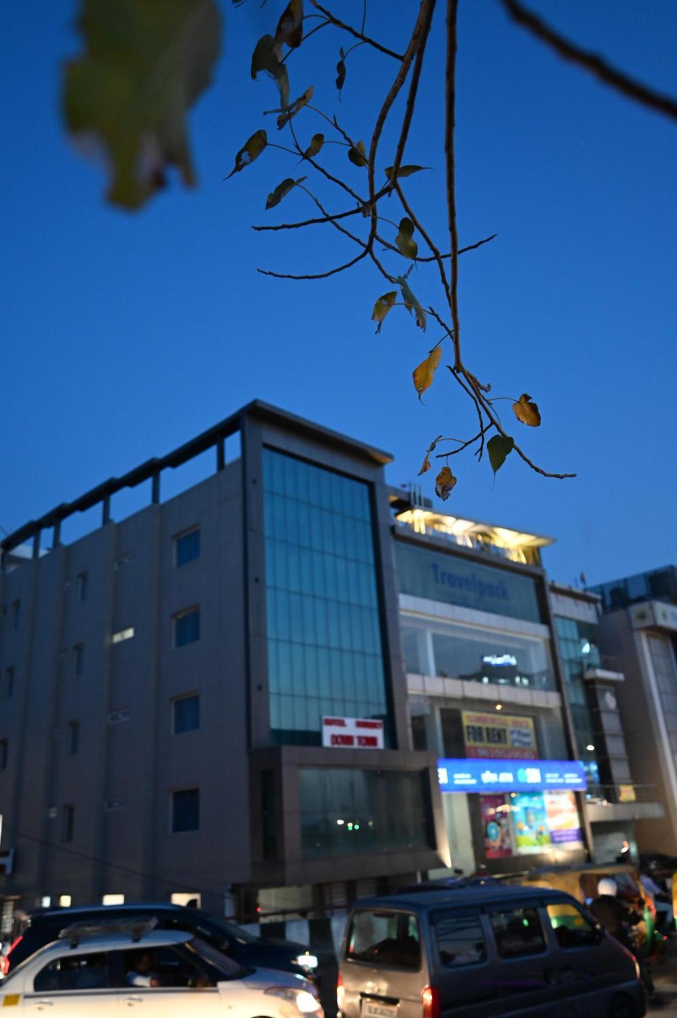 Hotel Down Town Paschim Vihar Делхи Екстериор снимка
