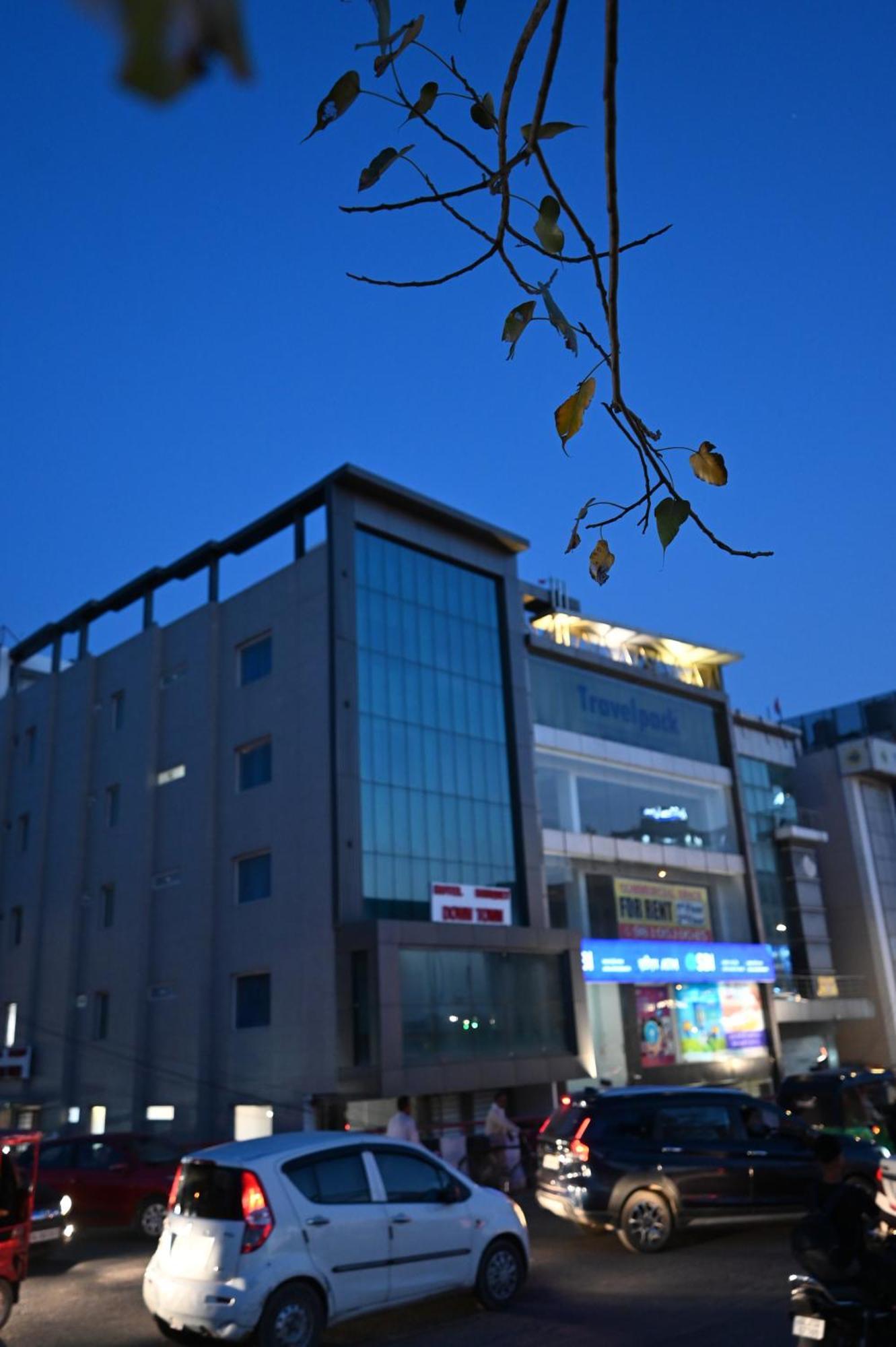 Hotel Down Town Paschim Vihar Делхи Екстериор снимка