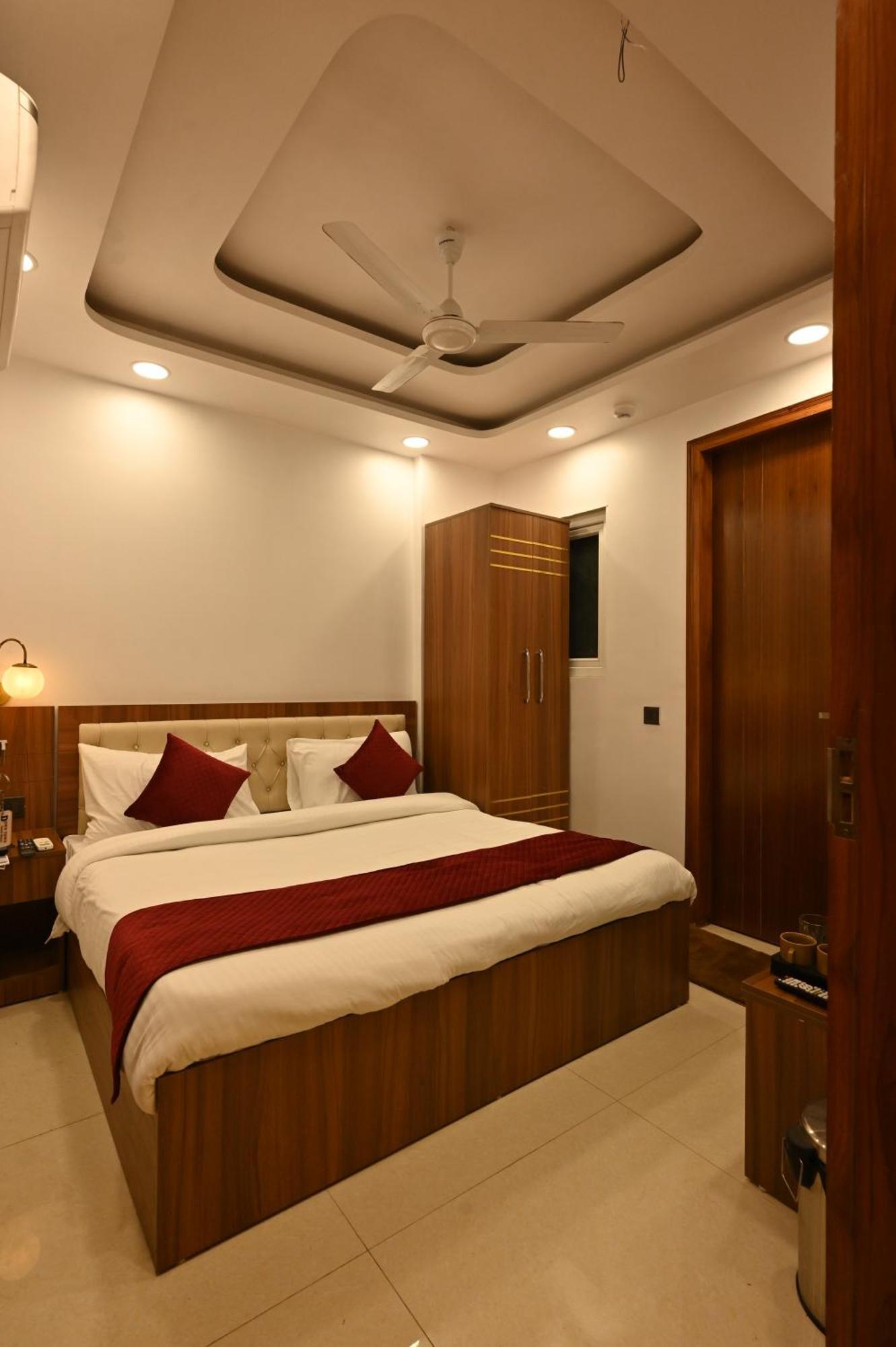 Hotel Down Town Paschim Vihar Делхи Екстериор снимка