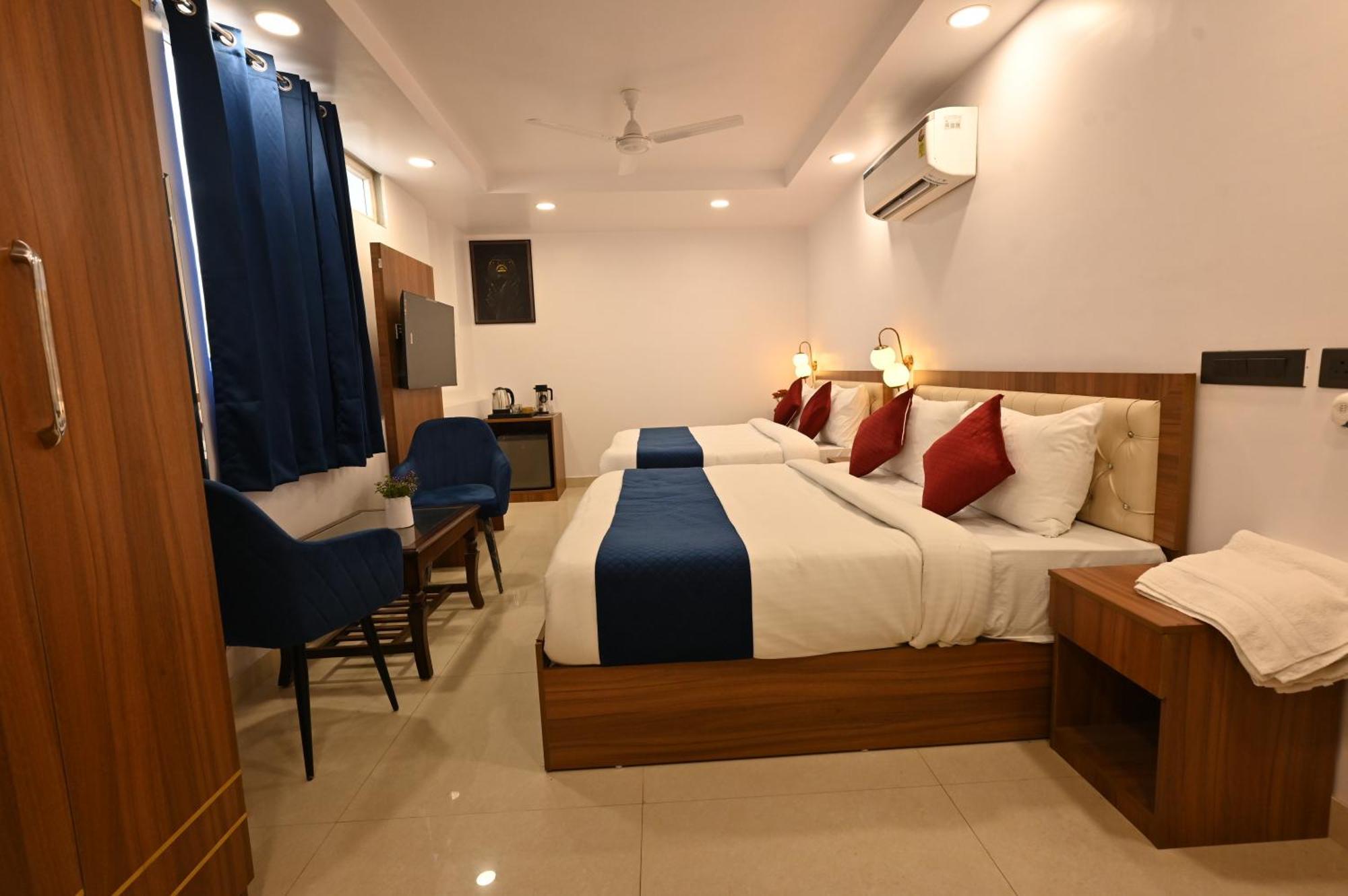 Hotel Down Town Paschim Vihar Делхи Екстериор снимка