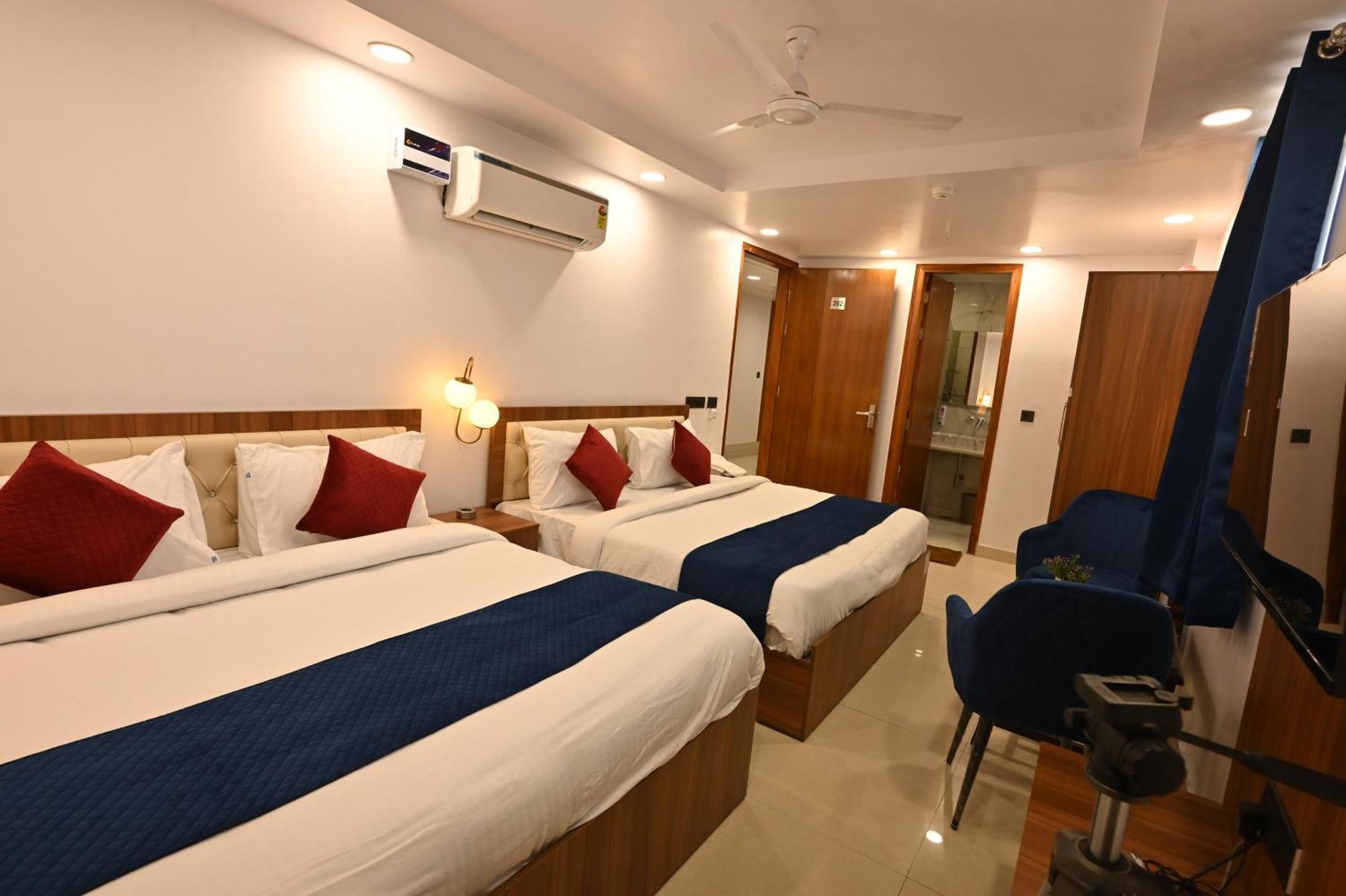 Hotel Down Town Paschim Vihar Делхи Екстериор снимка