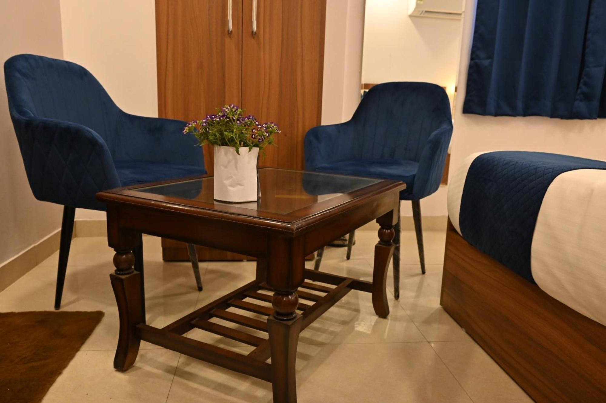 Hotel Down Town Paschim Vihar Делхи Екстериор снимка