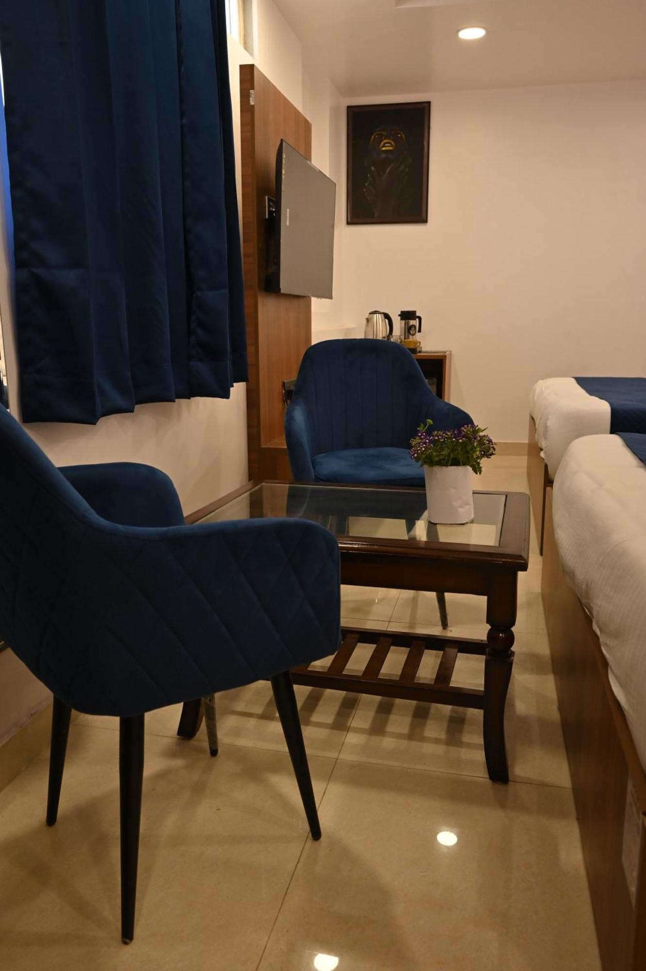 Hotel Down Town Paschim Vihar Делхи Екстериор снимка