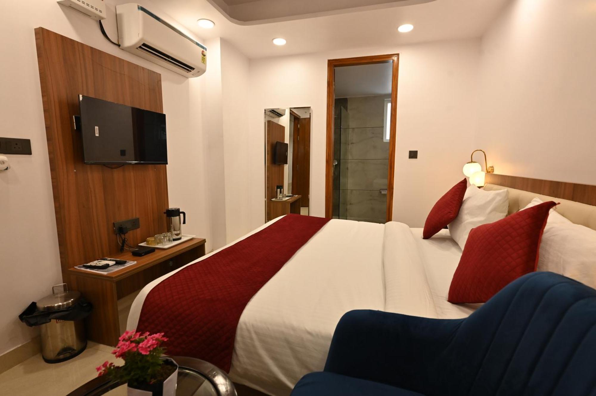 Hotel Down Town Paschim Vihar Делхи Екстериор снимка