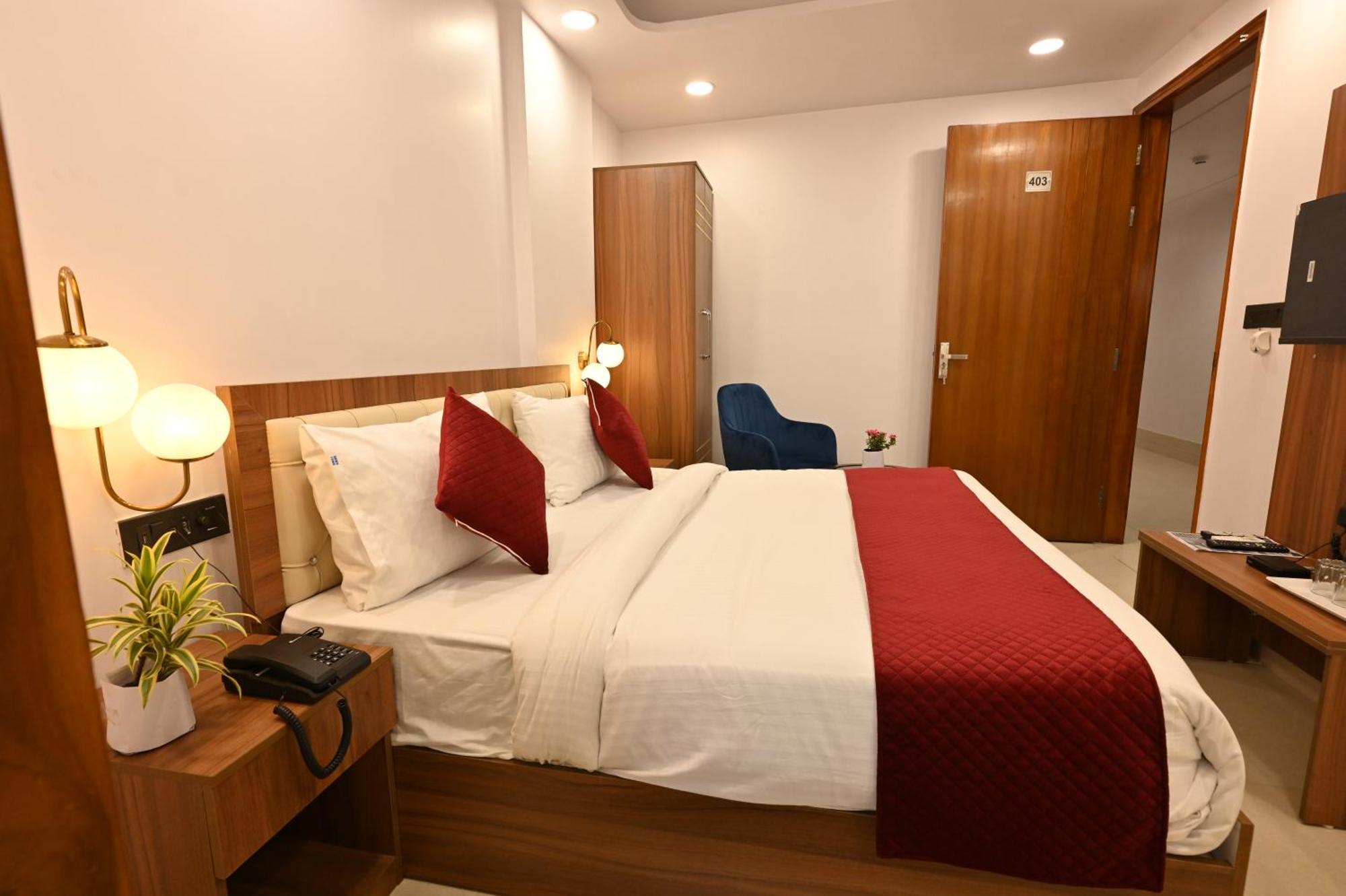 Hotel Down Town Paschim Vihar Делхи Екстериор снимка