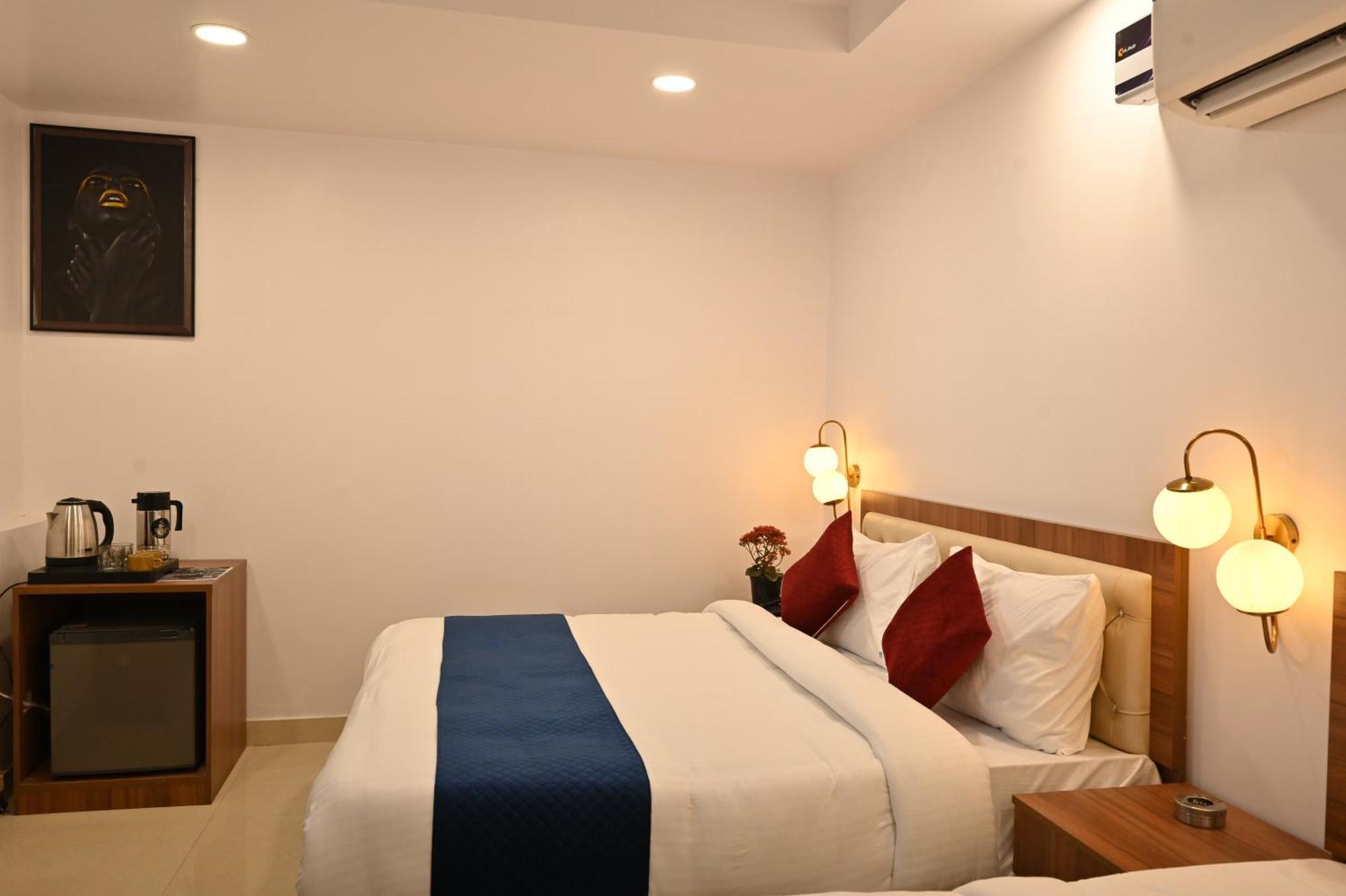 Hotel Down Town Paschim Vihar Делхи Екстериор снимка