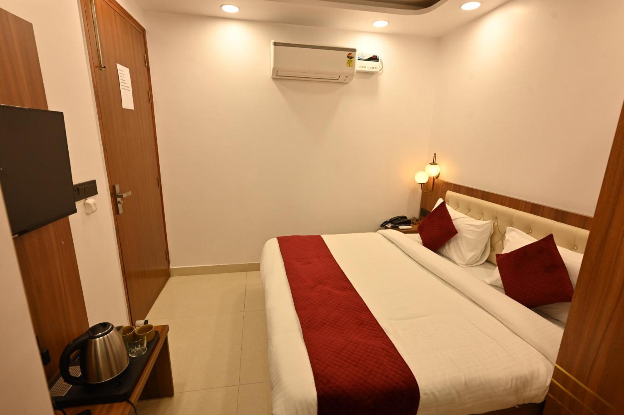 Hotel Down Town Paschim Vihar Делхи Екстериор снимка