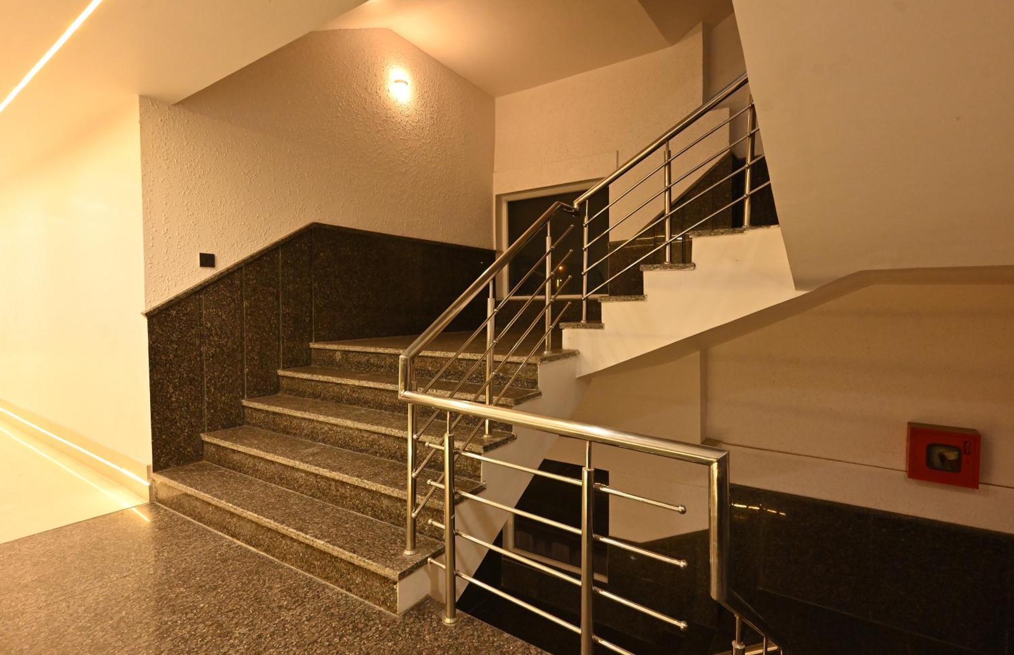 Hotel Down Town Paschim Vihar Делхи Екстериор снимка