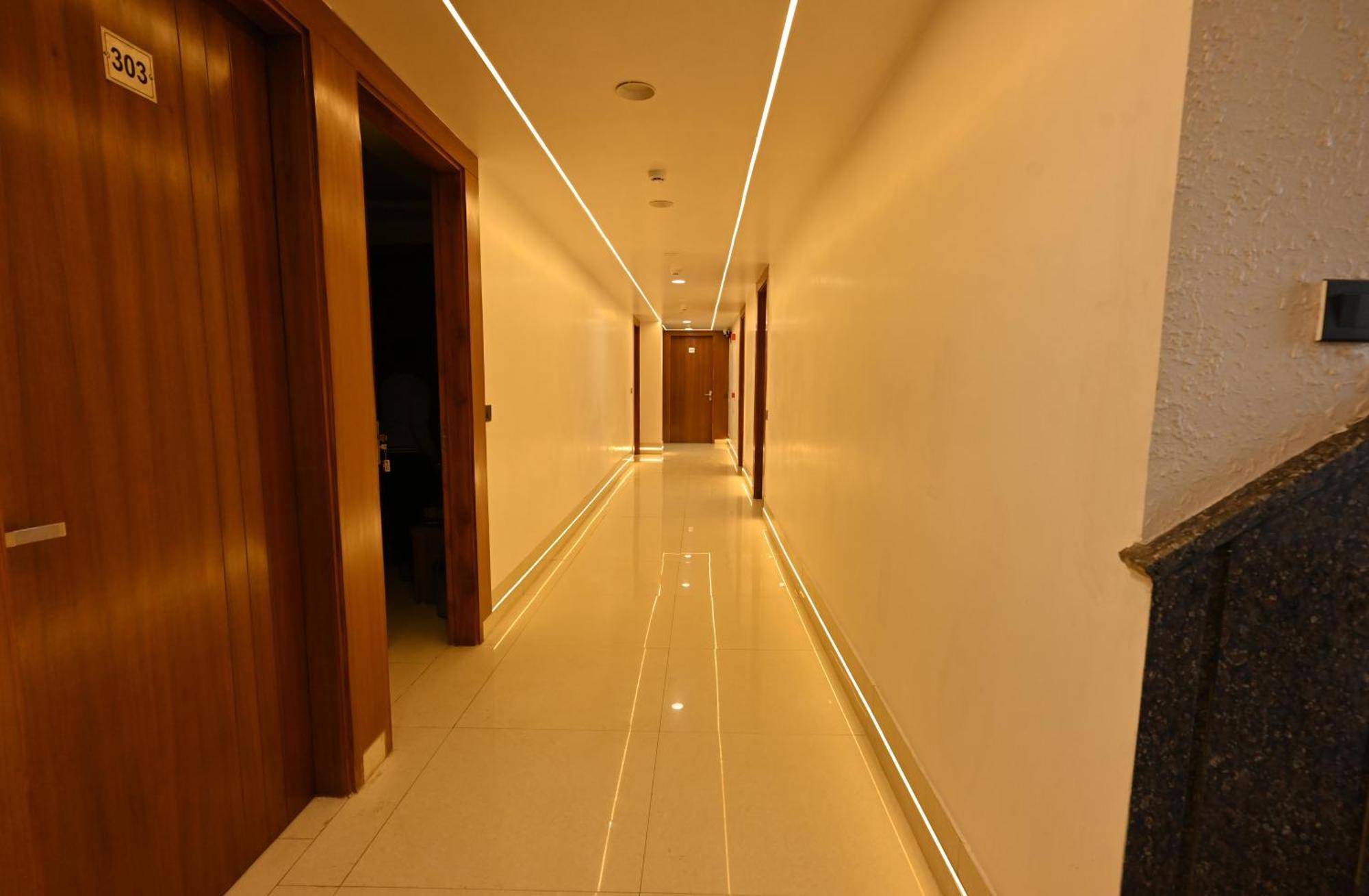 Hotel Down Town Paschim Vihar Делхи Екстериор снимка