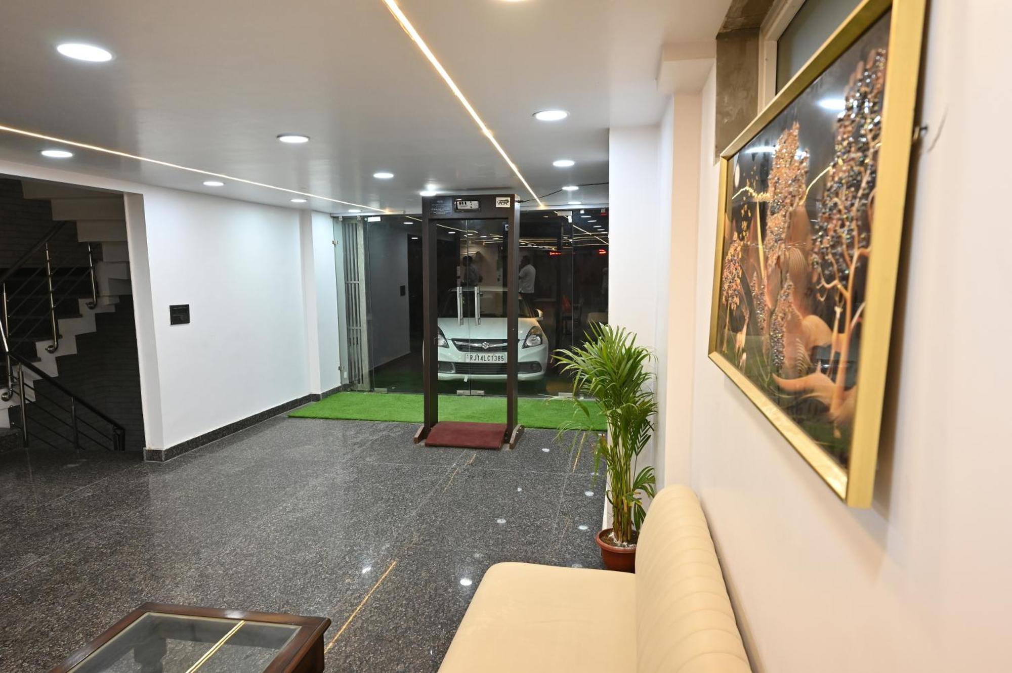 Hotel Down Town Paschim Vihar Делхи Екстериор снимка