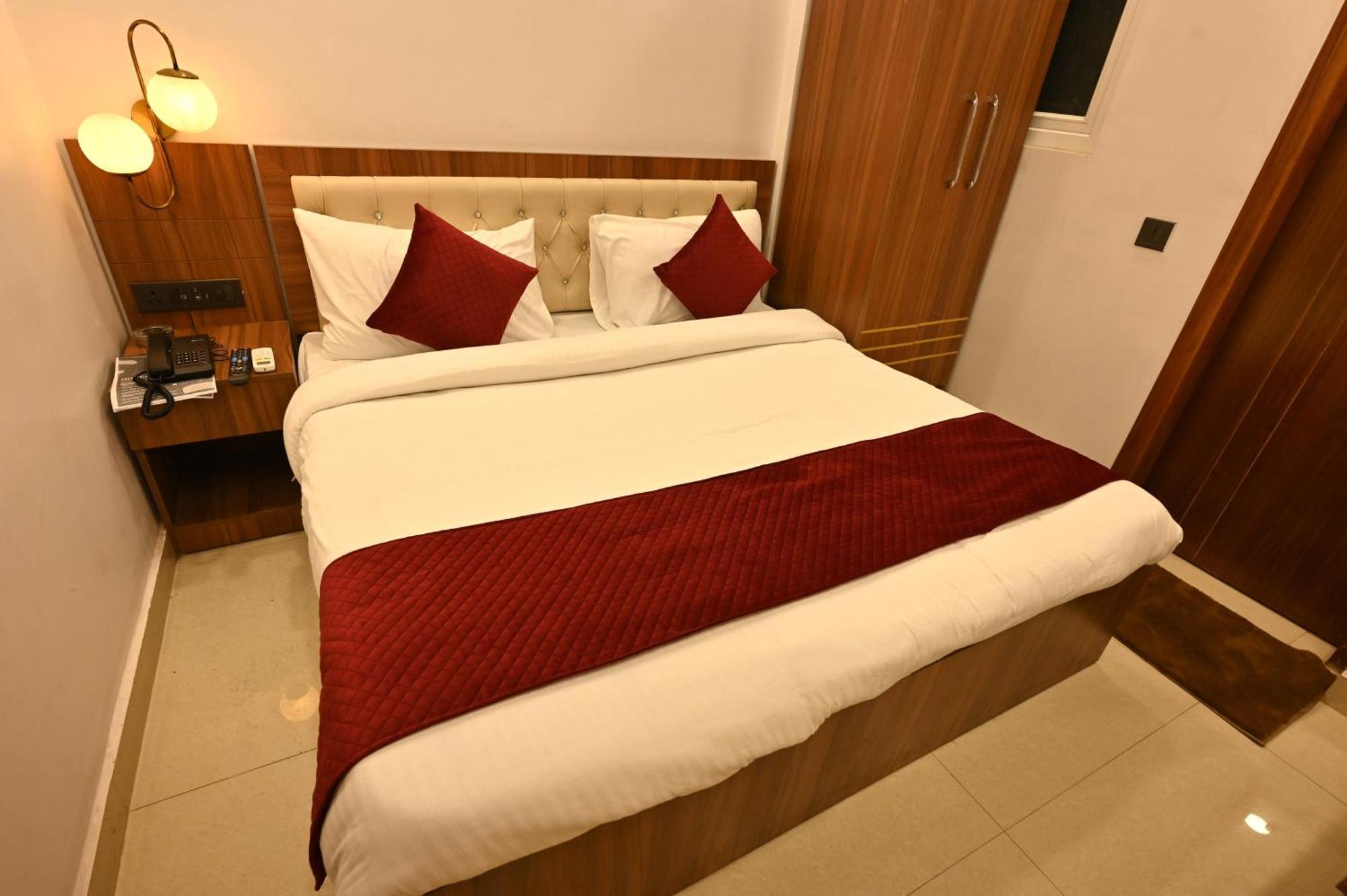Hotel Down Town Paschim Vihar Делхи Екстериор снимка
