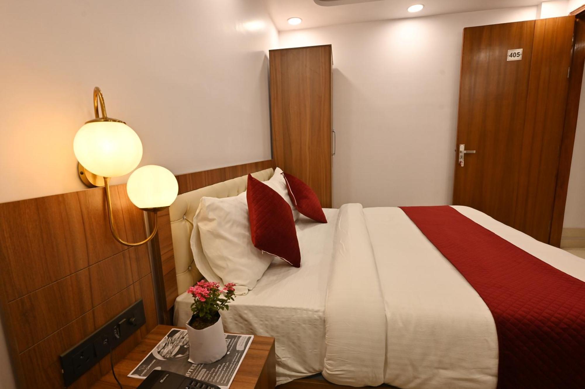 Hotel Down Town Paschim Vihar Делхи Екстериор снимка
