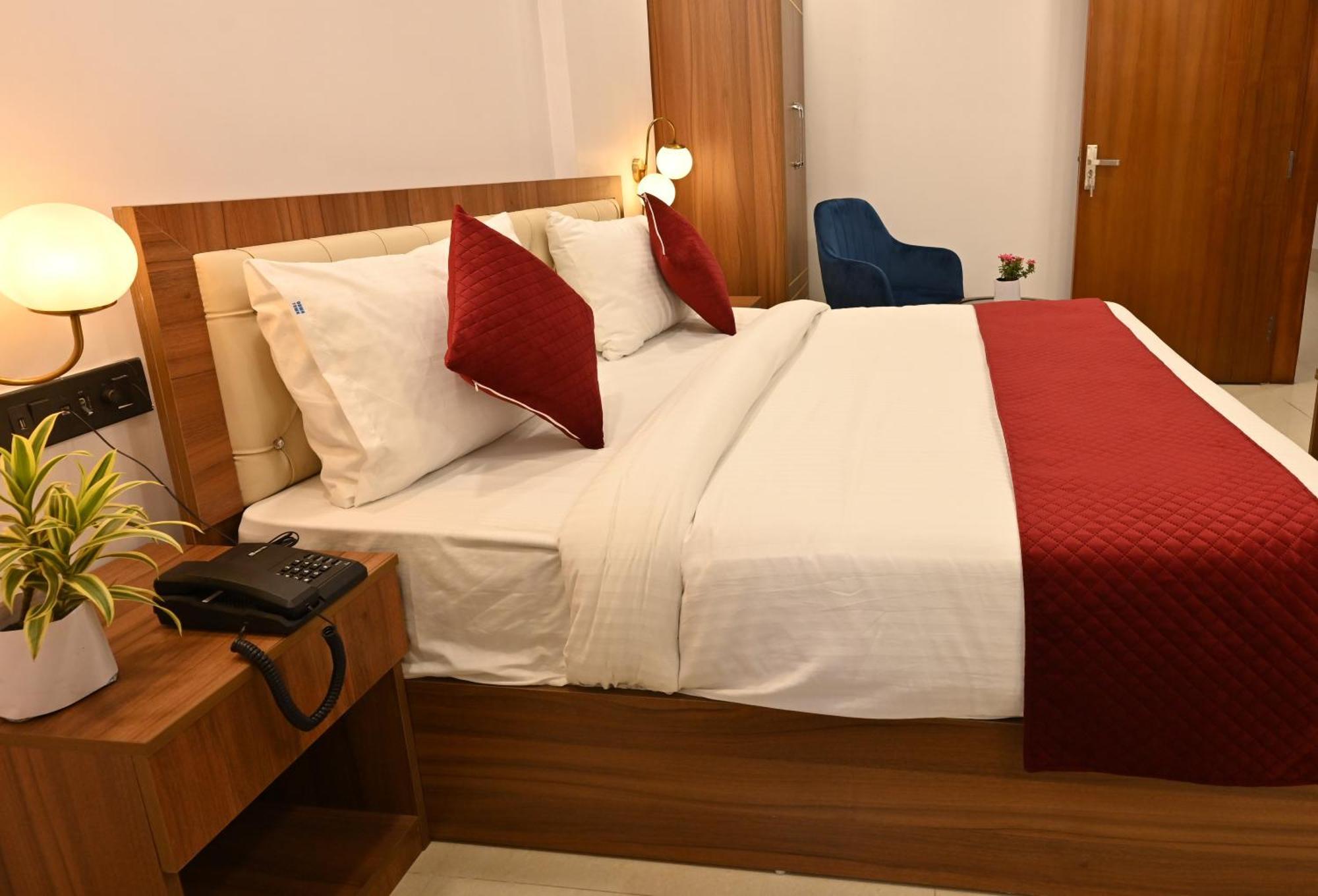 Hotel Down Town Paschim Vihar Делхи Екстериор снимка