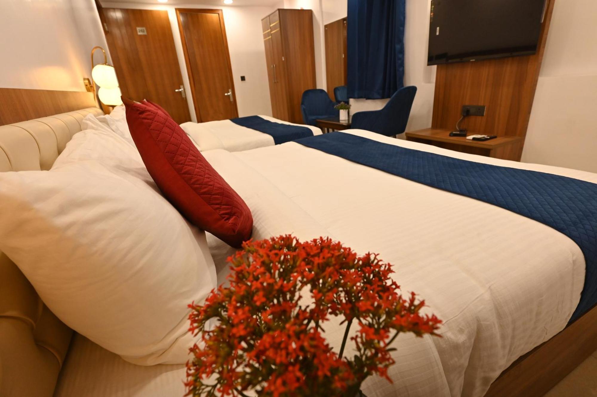 Hotel Down Town Paschim Vihar Делхи Екстериор снимка